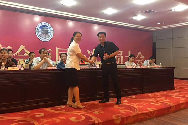 贛州市虔州商會(huì)第二屆第一次會(huì)員大會(huì)——人和集團(tuán)董事長(zhǎng)饒榮華擔(dān)任商會(huì)會(huì)長(zhǎng)